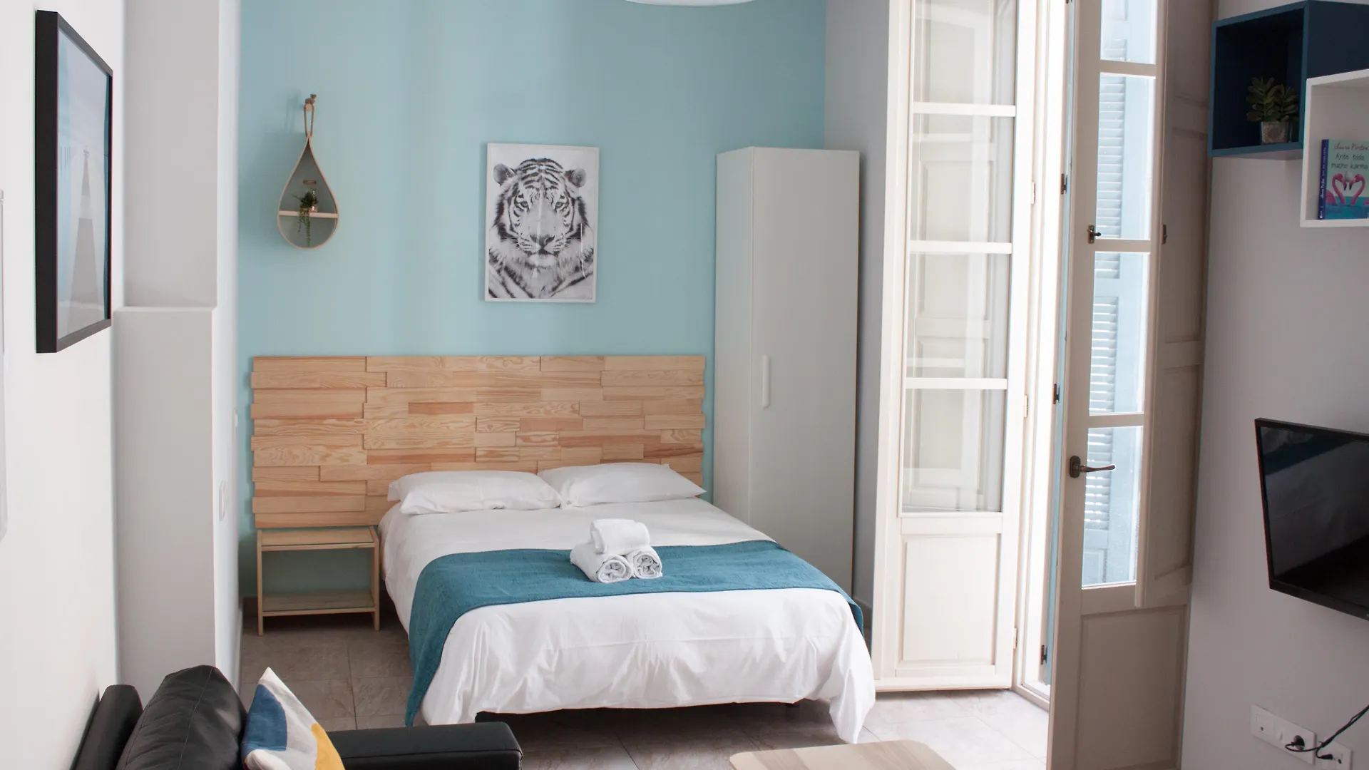 Urban Malaga Apartments contacts